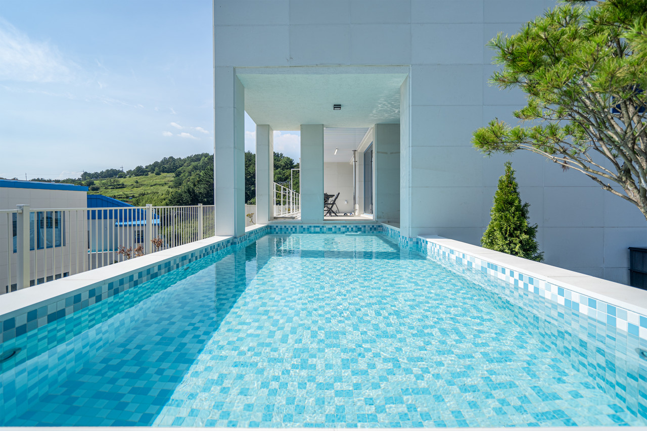 PRIVATE POOL
